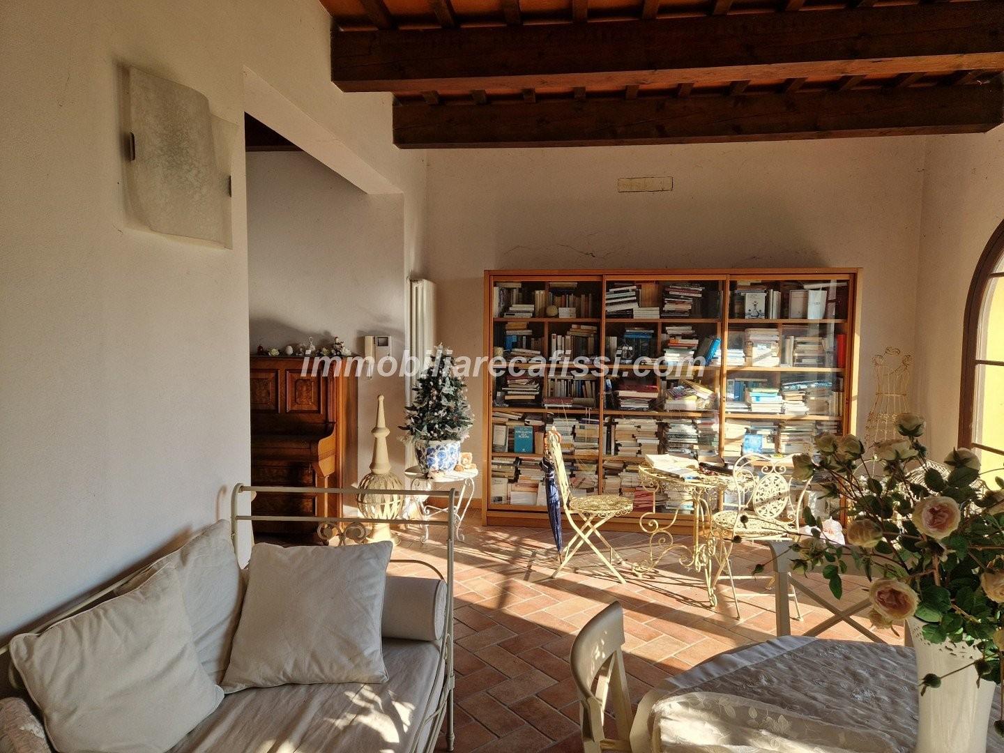 Immagine 5 di Casa colonica in vendita  a Prato