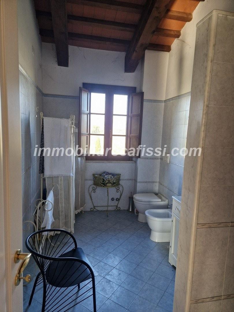 Immagine 23 di Casa colonica in vendita  a Prato