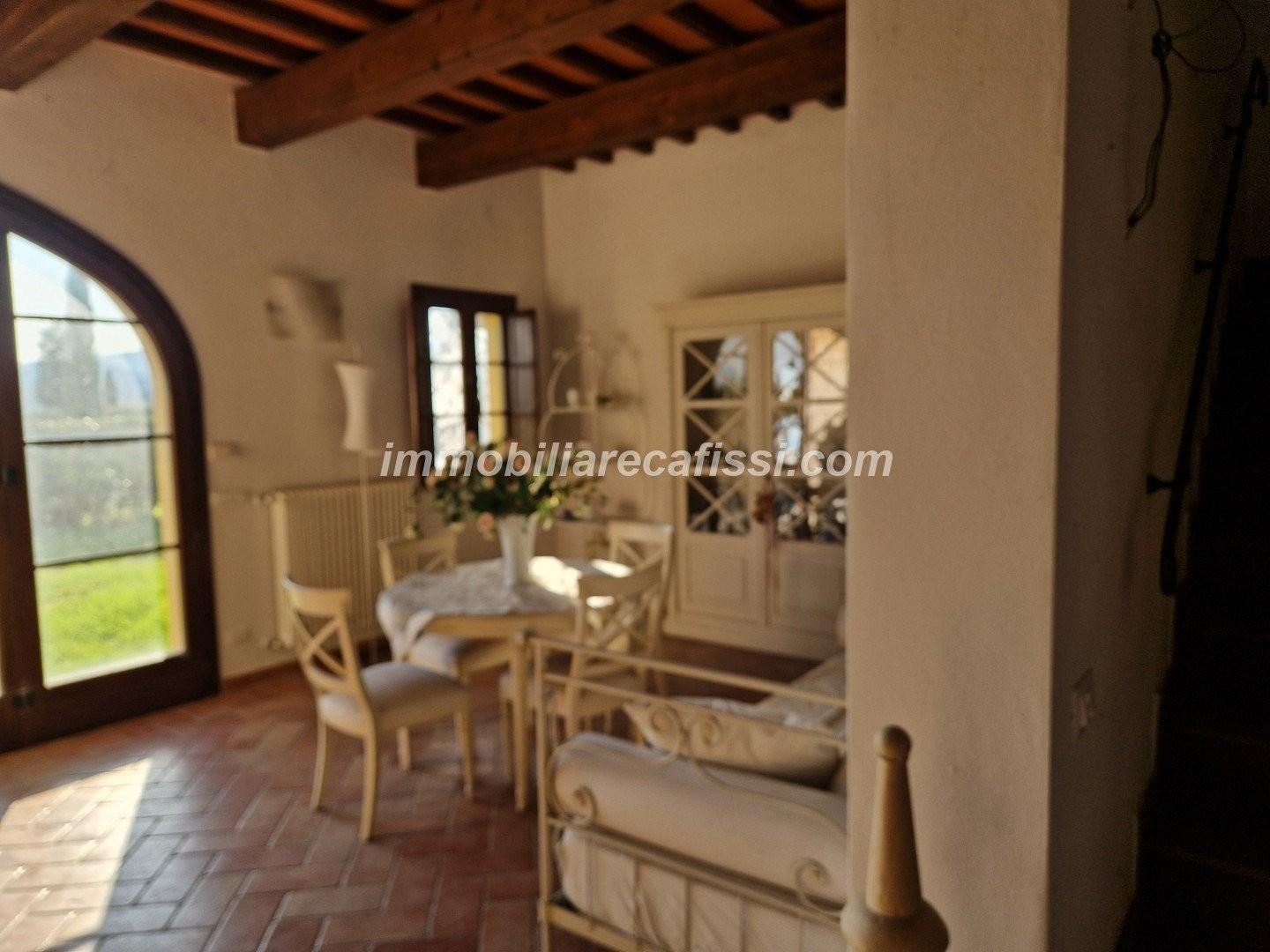 Immagine 2 di Casa colonica in vendita  a Prato