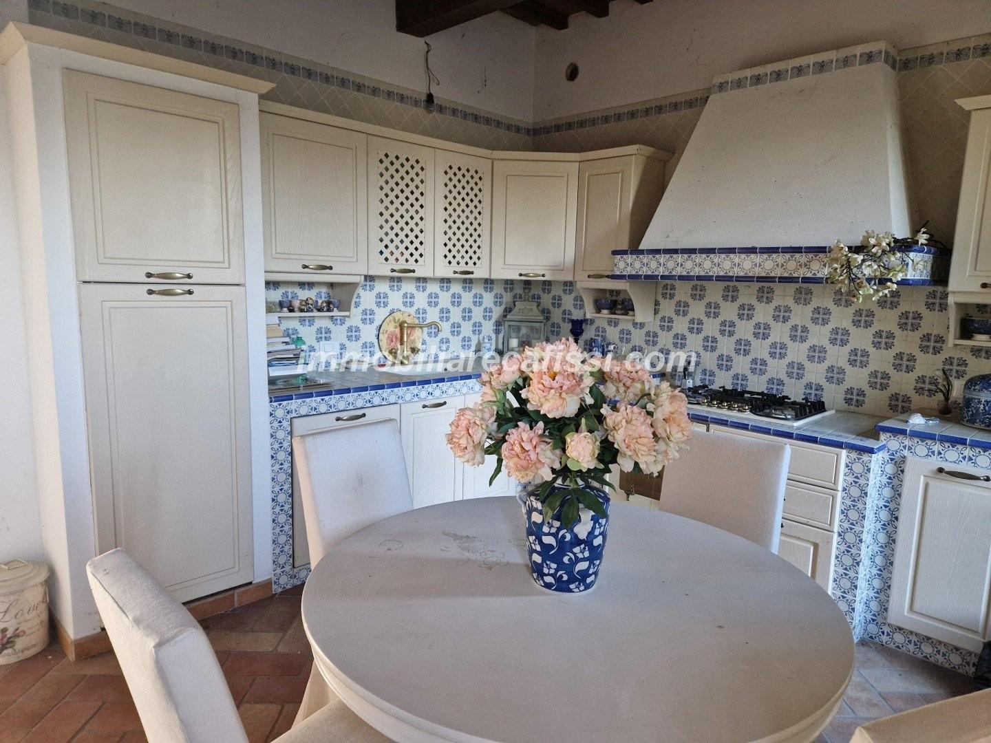 Immagine 8 di Casa colonica in vendita  a Prato