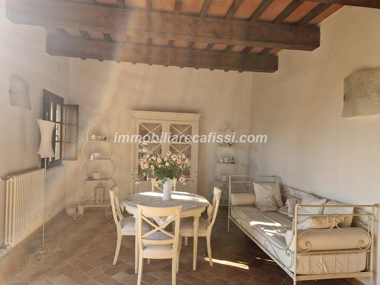 Immagine 3 di Casa colonica in vendita  a Prato