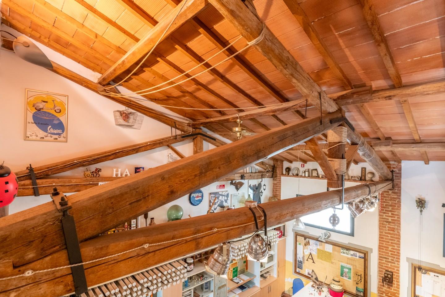 Immagine 32 di Locale commerciale in vendita  a Cascina