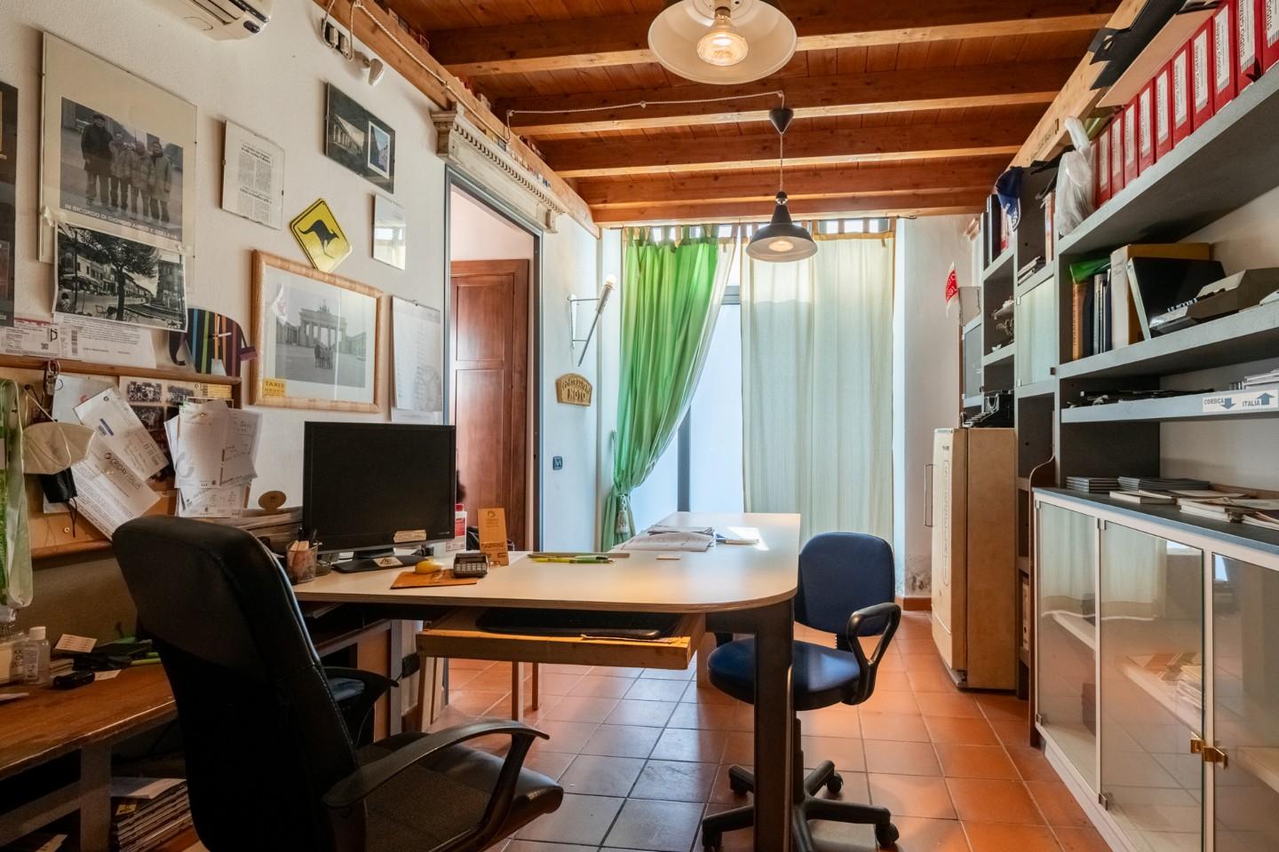 Immagine 8 di Locale commerciale in vendita  a Cascina