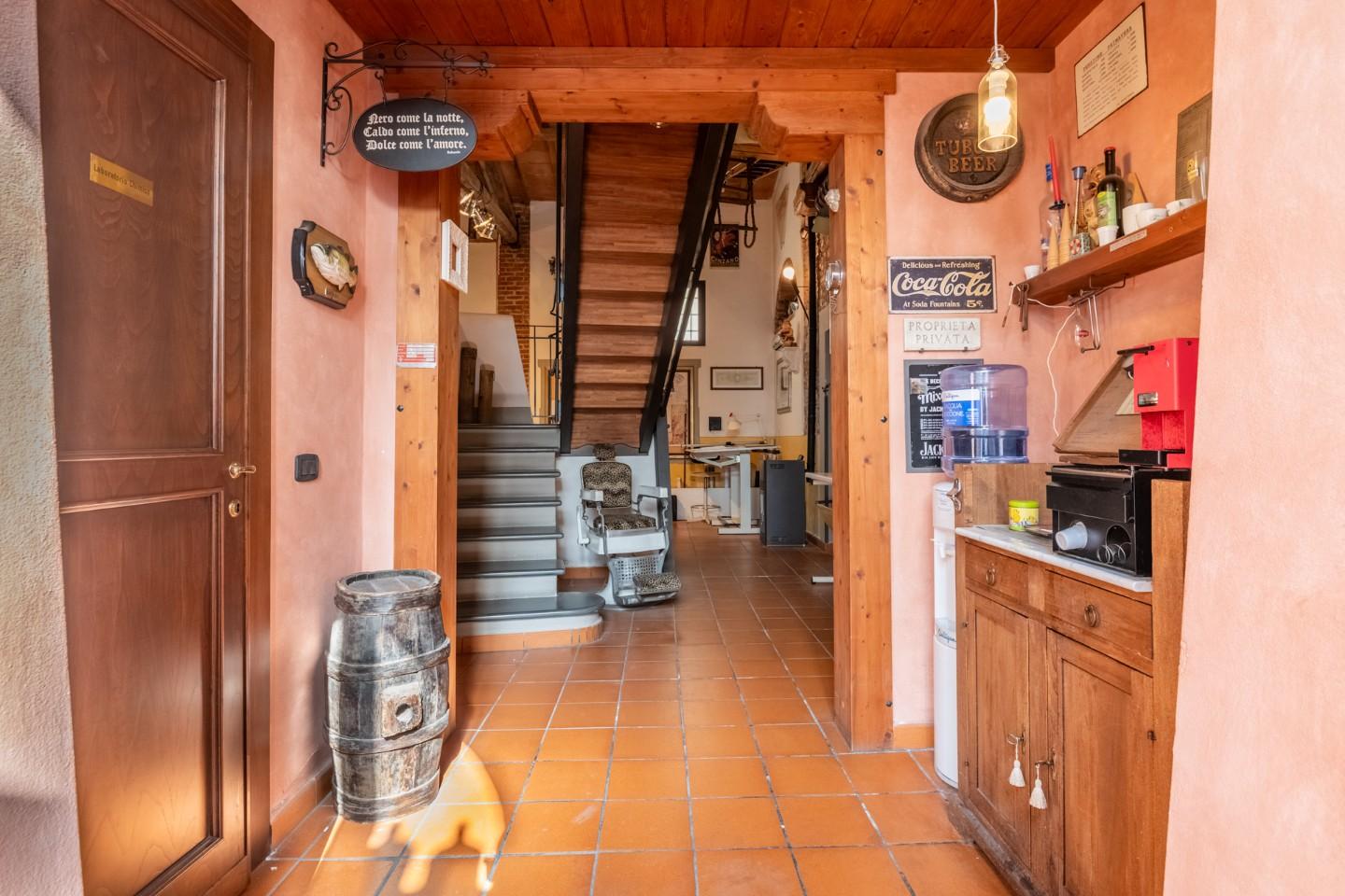 Immagine 1 di Locale commerciale in vendita  a Cascina