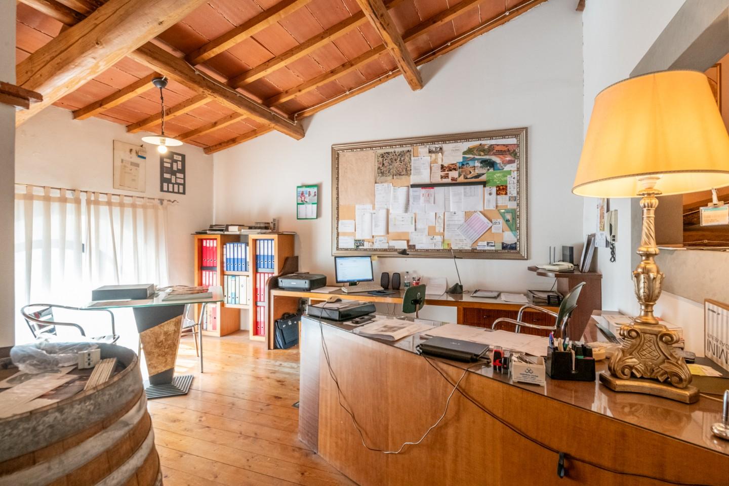 Immagine 26 di Locale commerciale in vendita  a Cascina