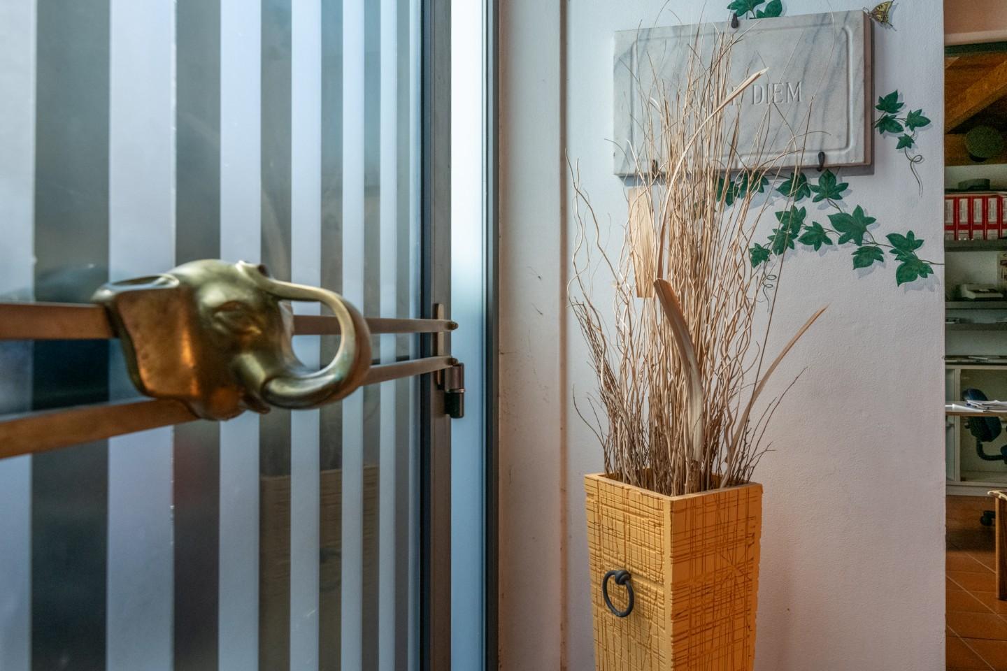 Immagine 38 di Locale commerciale in vendita  a Cascina