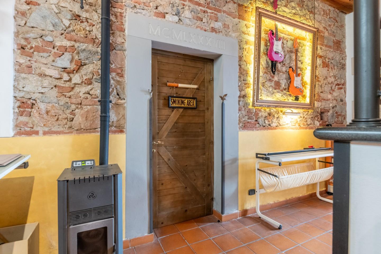 Immagine 15 di Locale commerciale in vendita  a Cascina