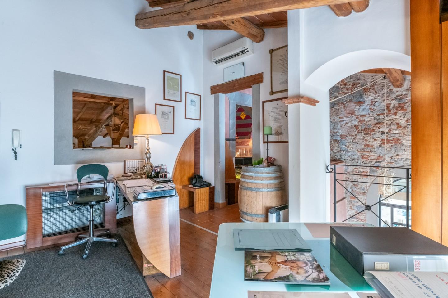 Immagine 27 di Locale commerciale in vendita  a Cascina