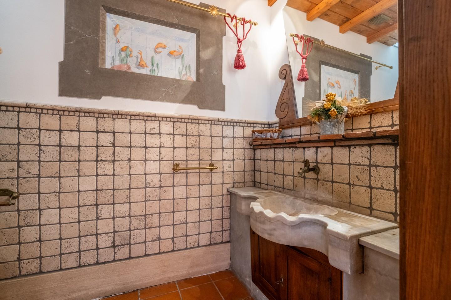 Immagine 41 di Locale commerciale in vendita  a Cascina