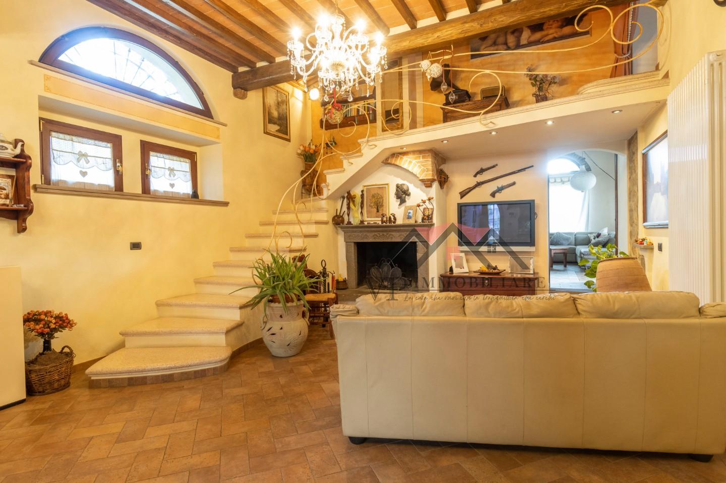 Immagine 10 di Casa indipendente in vendita  a Volterra