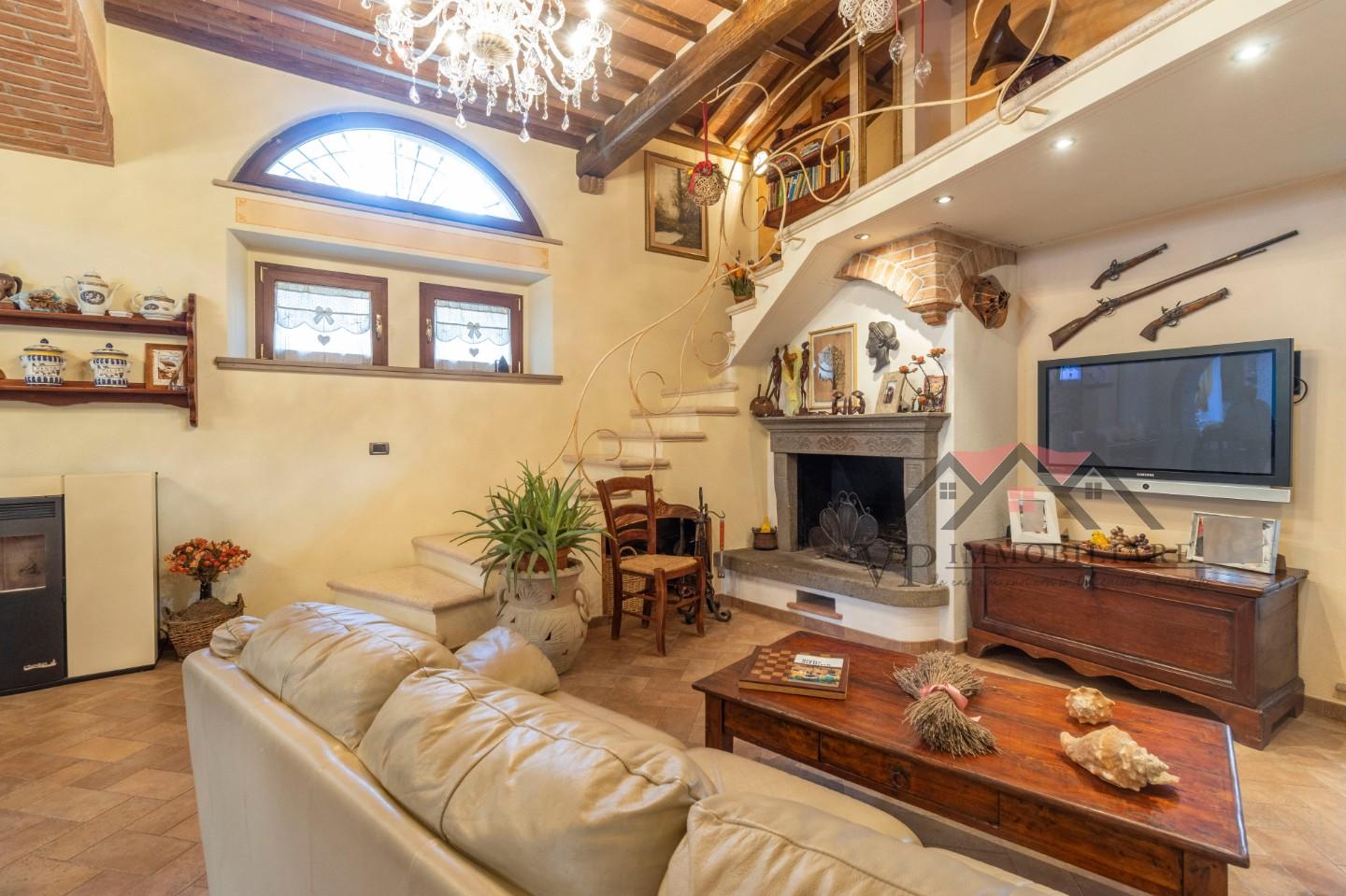 Immagine 11 di Casa indipendente in vendita  a Volterra