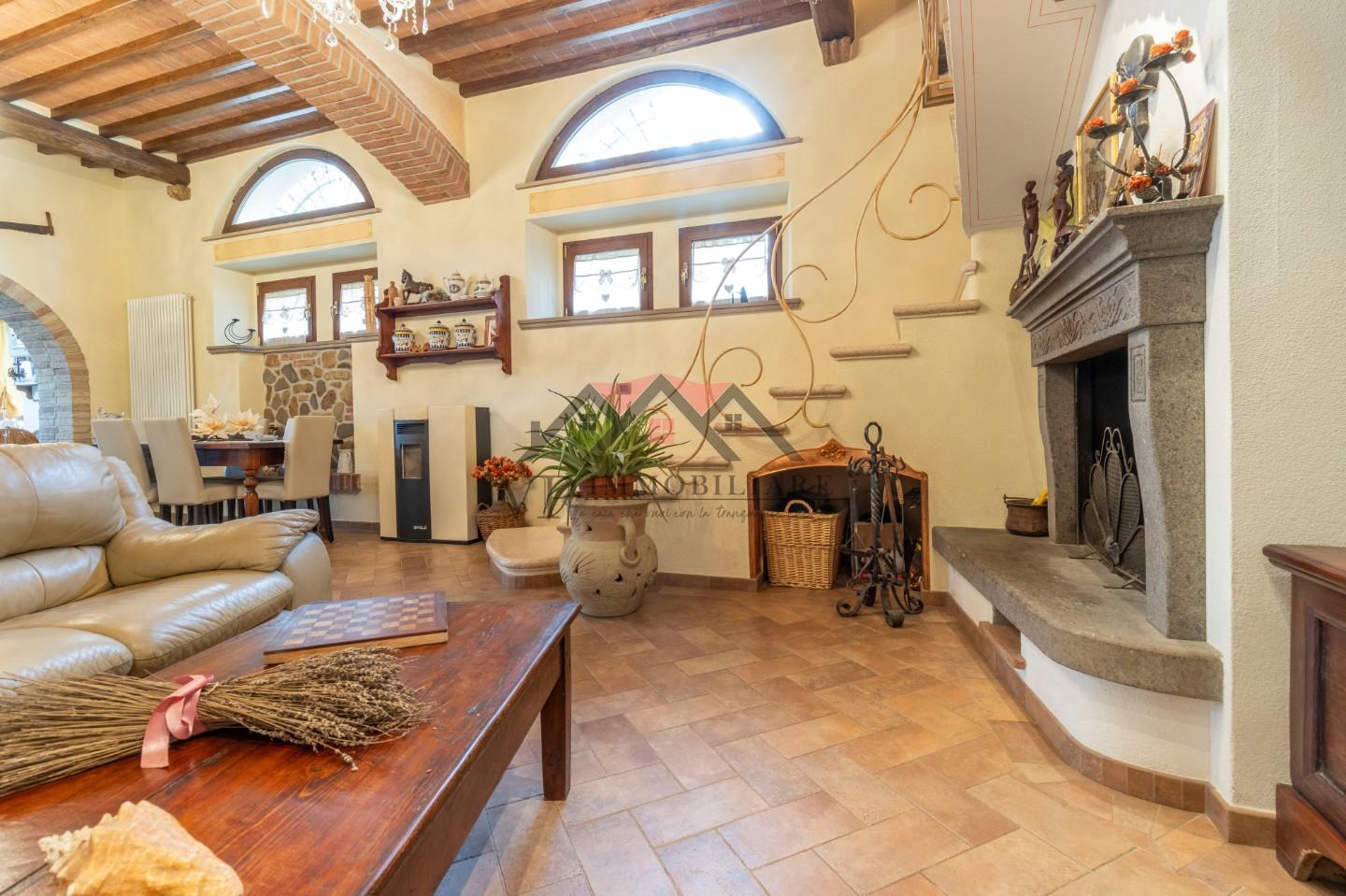 Immagine 18 di Casa indipendente in vendita  a Volterra