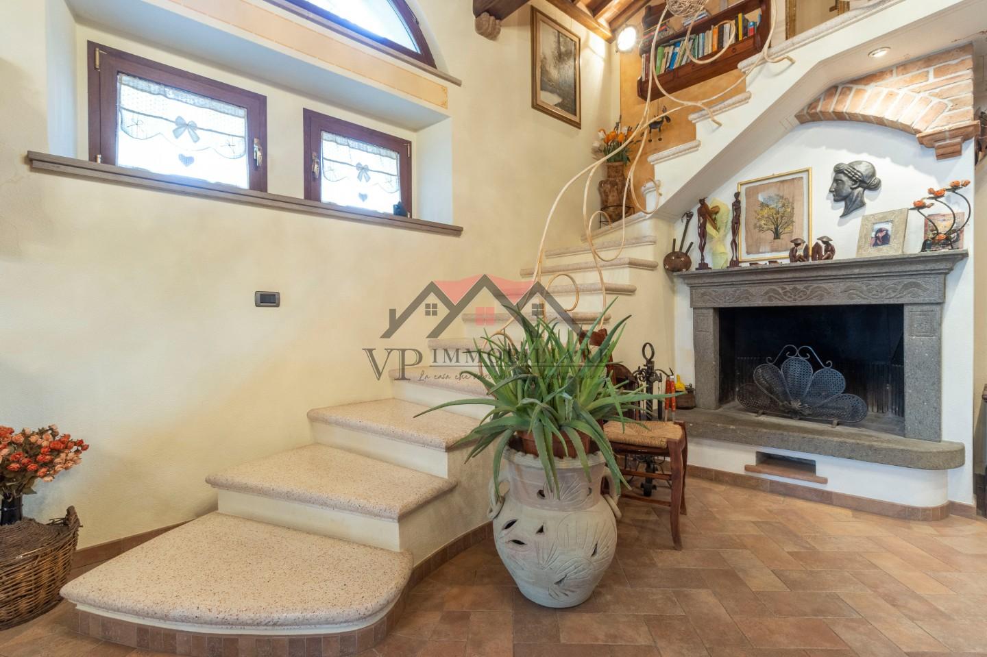 Immagine 12 di Casa indipendente in vendita  a Volterra