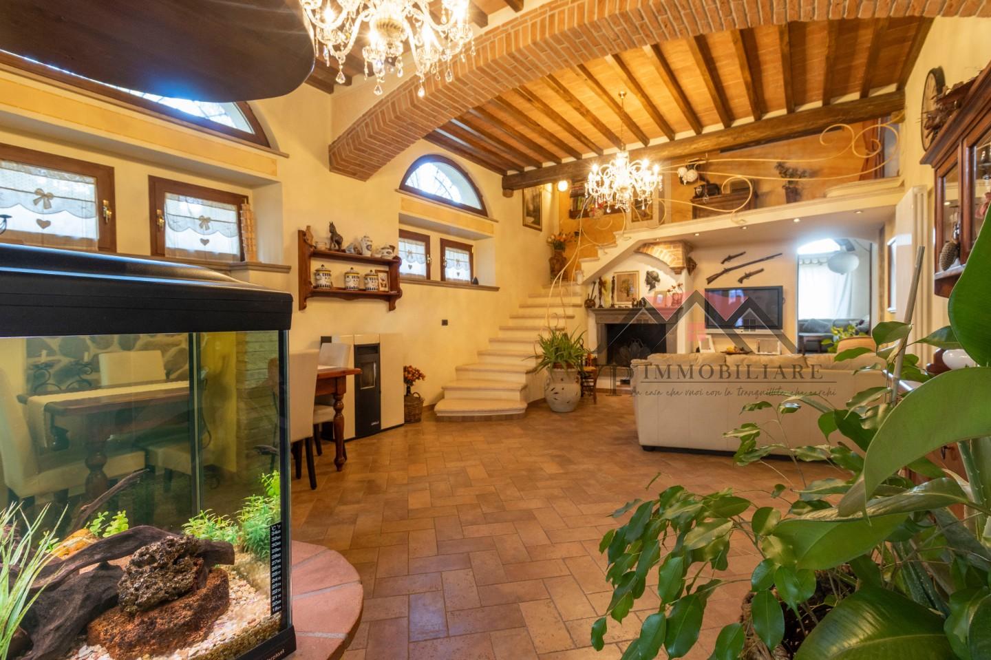 Immagine 14 di Casa indipendente in vendita  a Volterra