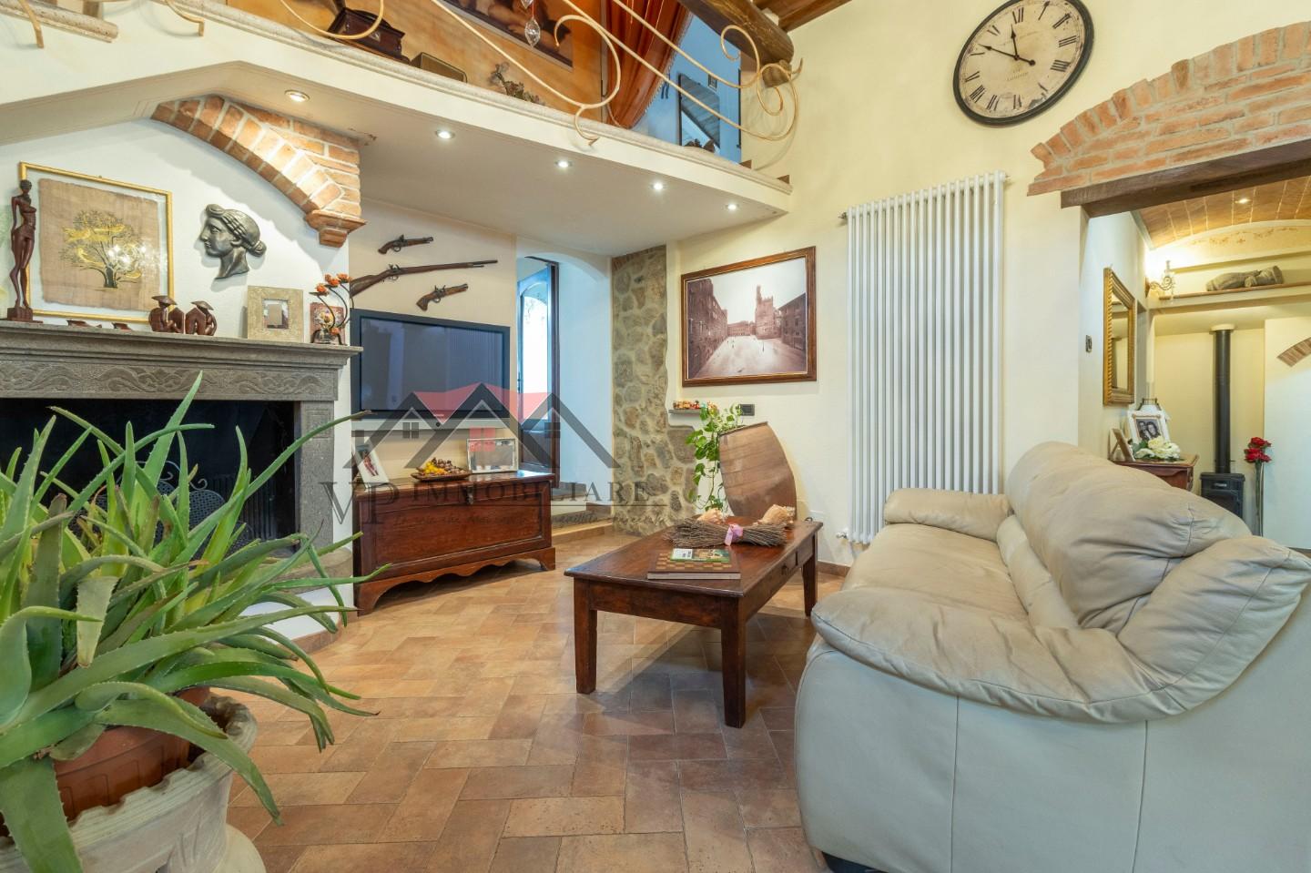 Immagine 15 di Casa indipendente in vendita  a Volterra