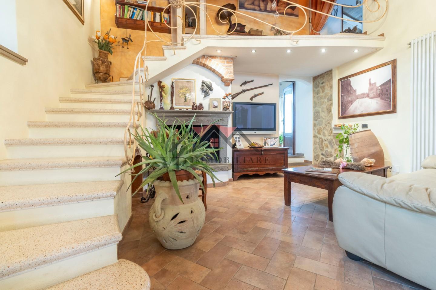 Immagine 20 di Casa indipendente in vendita  a Volterra