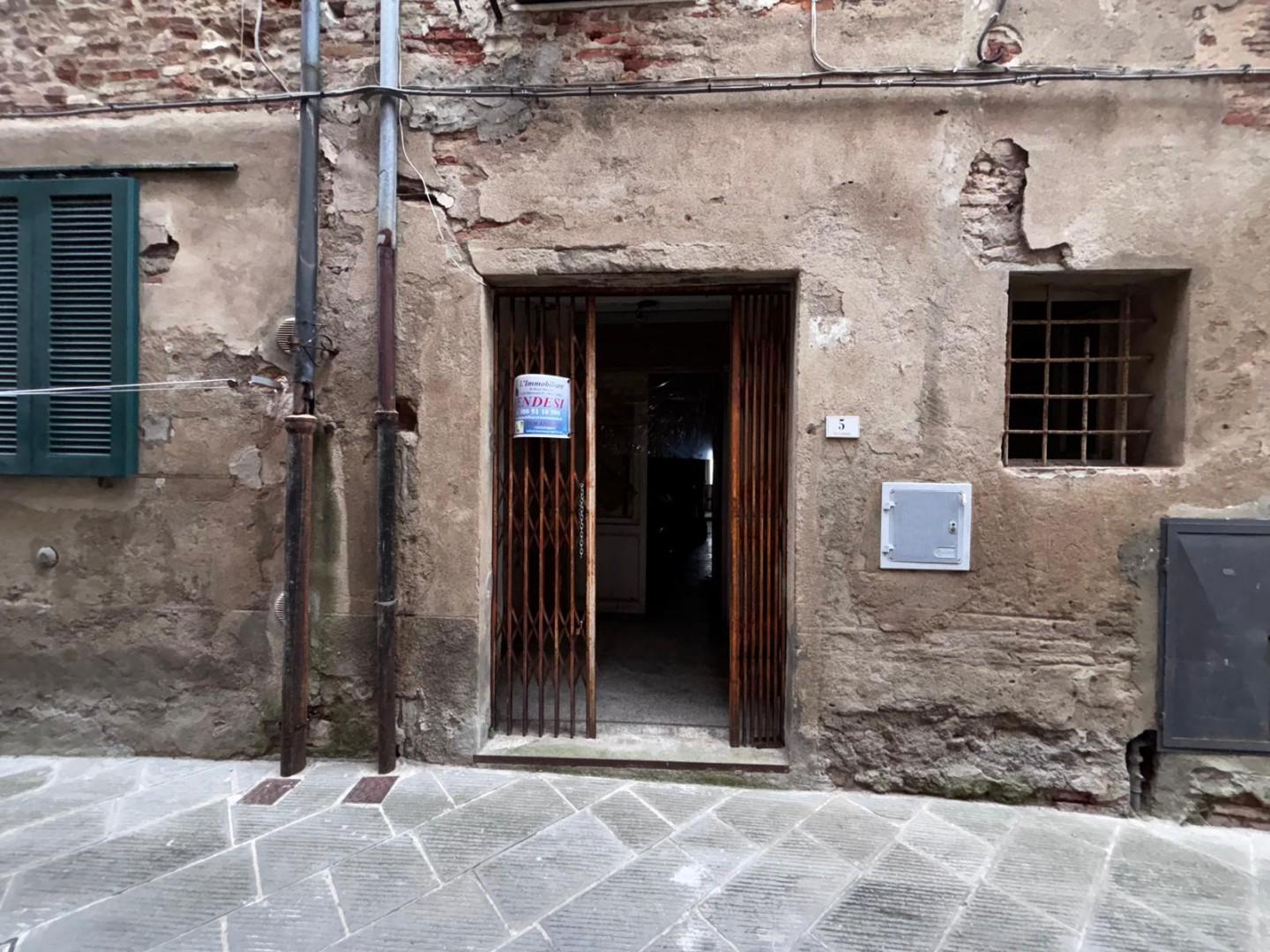 Immagine 2 di Locale commerciale in vendita  a Peccioli