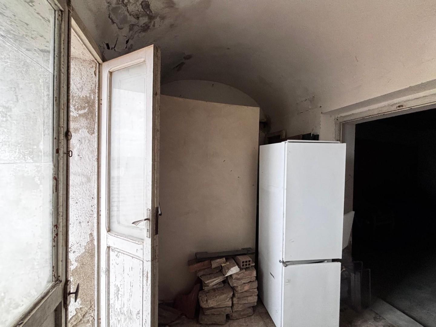 Immagine 13 di Locale commerciale in vendita  a Peccioli