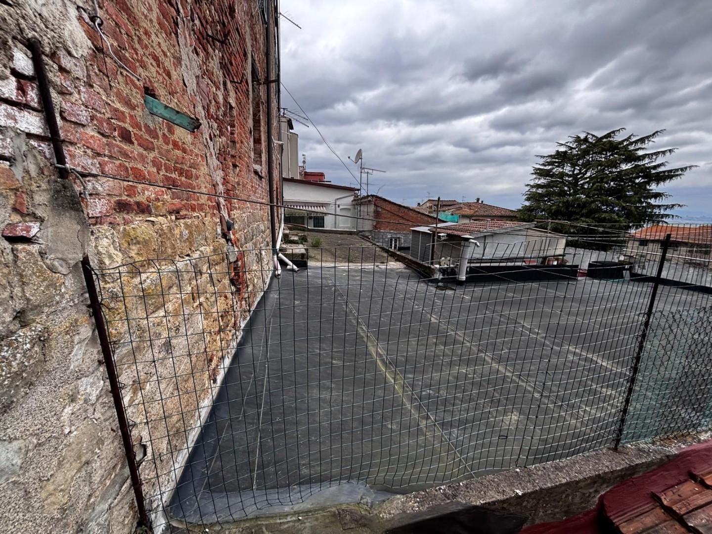 Immagine 17 di Locale commerciale in vendita  a Peccioli