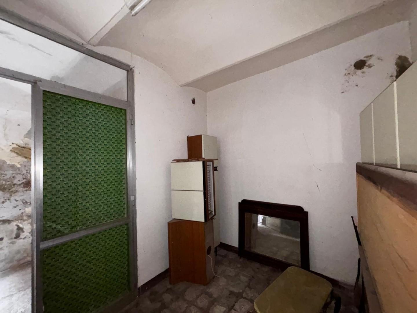 Immagine 9 di Locale commerciale in vendita  a Peccioli