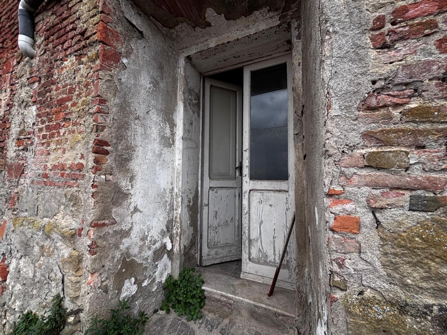 Immagine 15 di Locale commerciale in vendita  a Peccioli