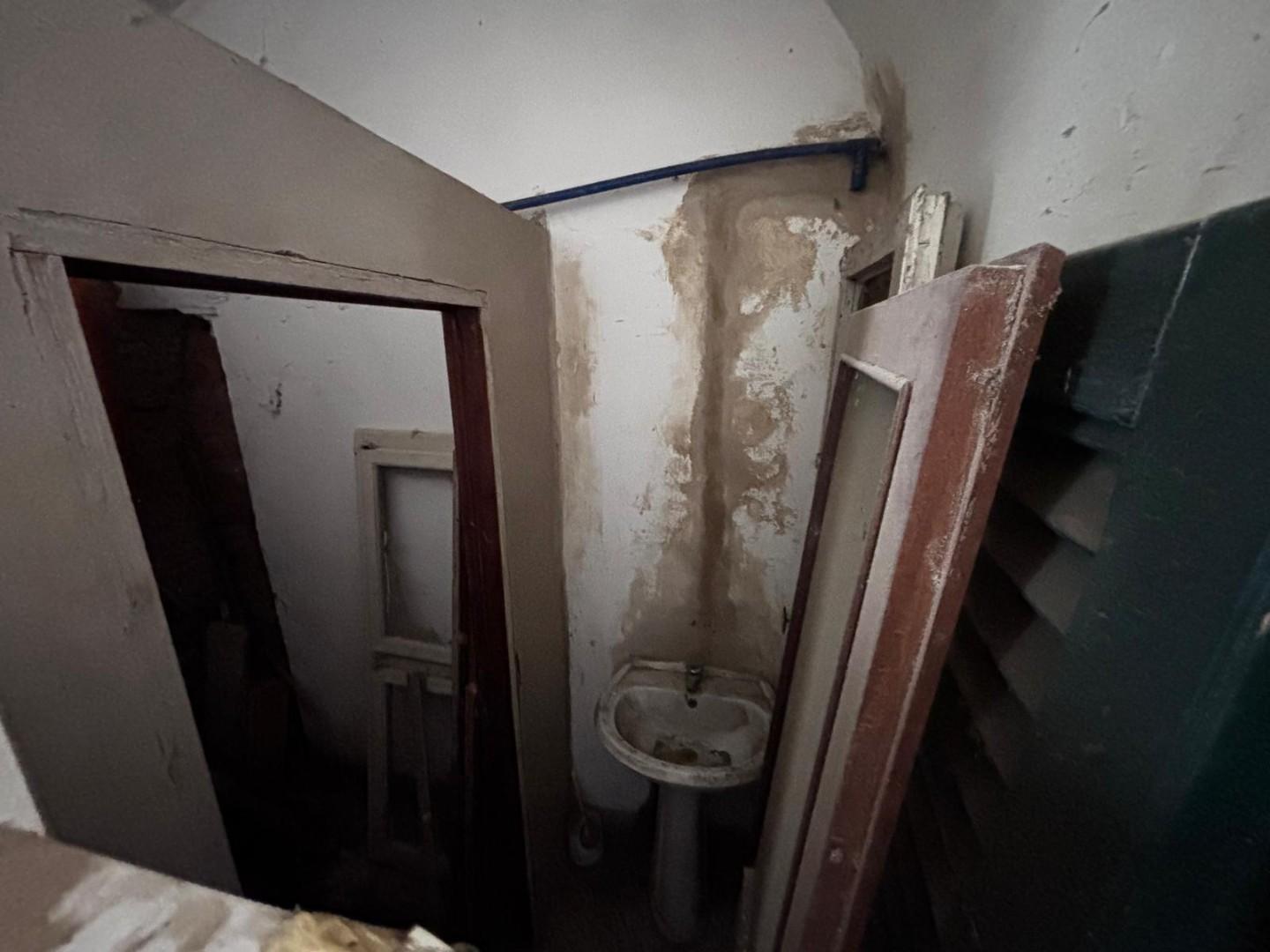 Immagine 12 di Locale commerciale in vendita  a Peccioli