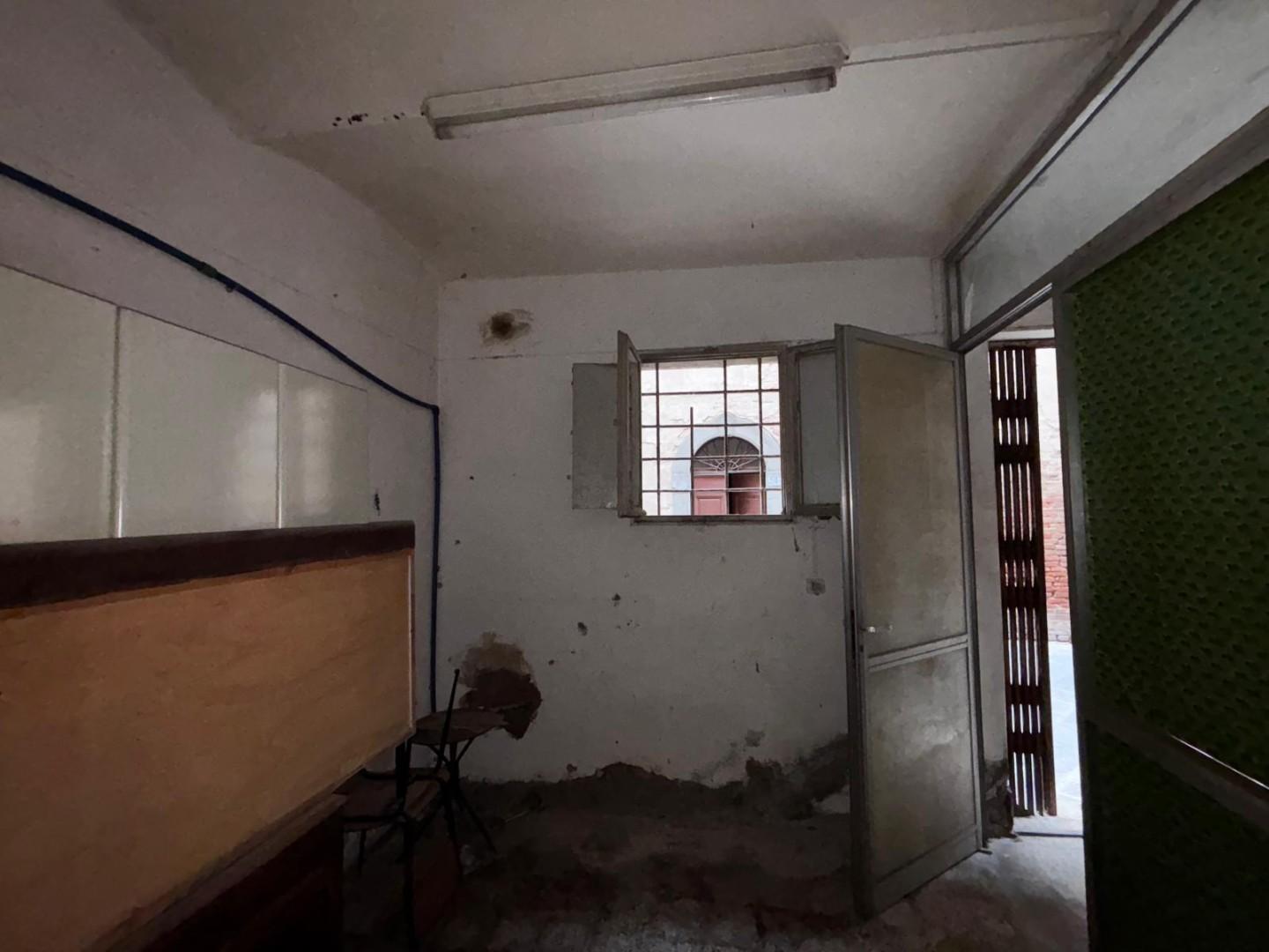 Immagine 8 di Locale commerciale in vendita  a Peccioli