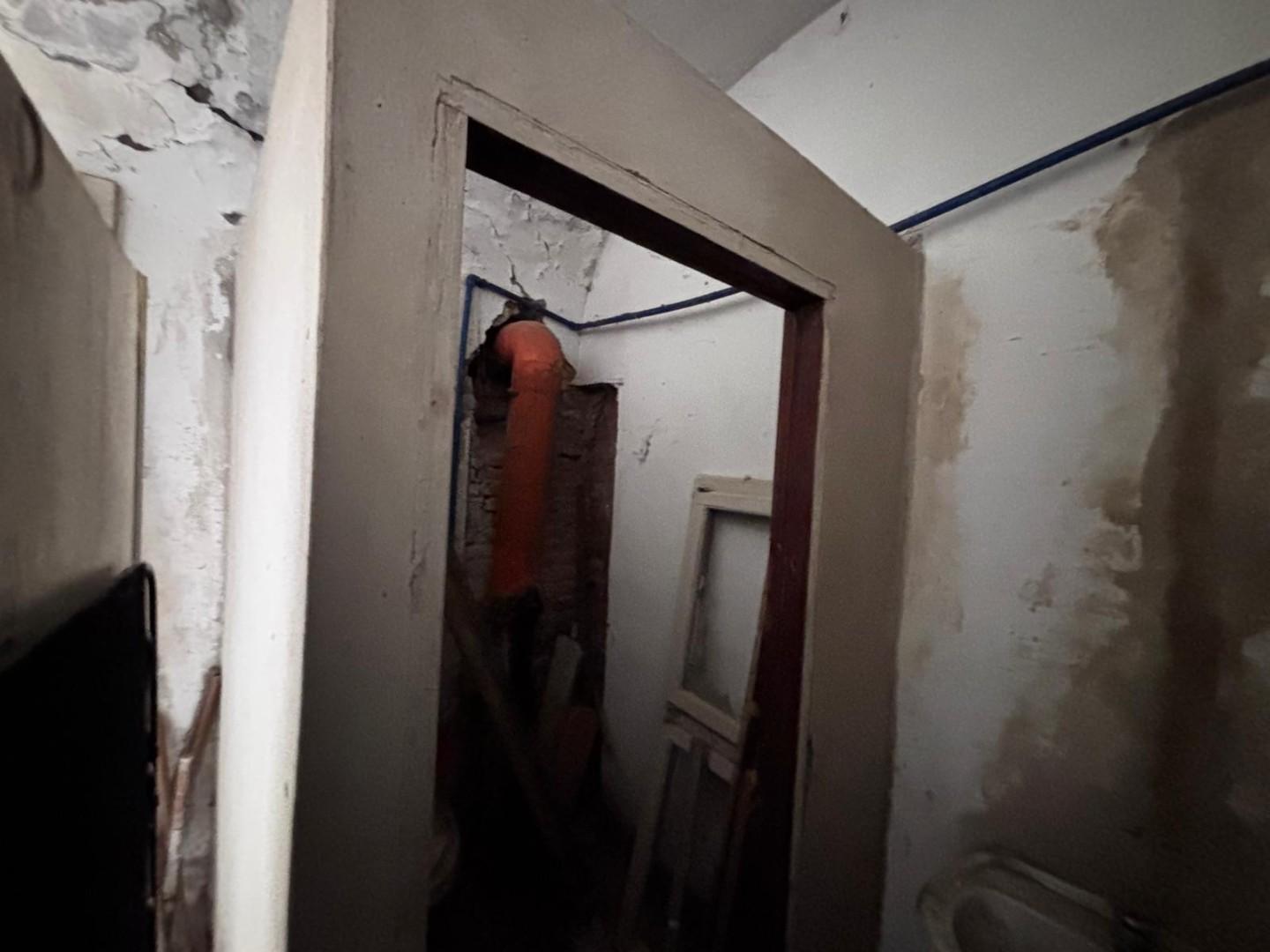 Immagine 11 di Locale commerciale in vendita  a Peccioli