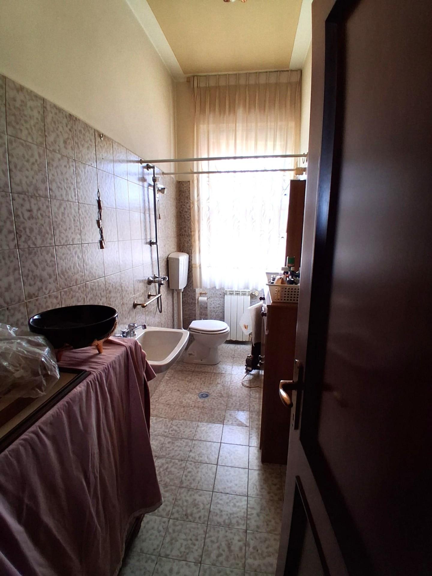 Immagine 13 di Appartamento in vendita  a Lucca