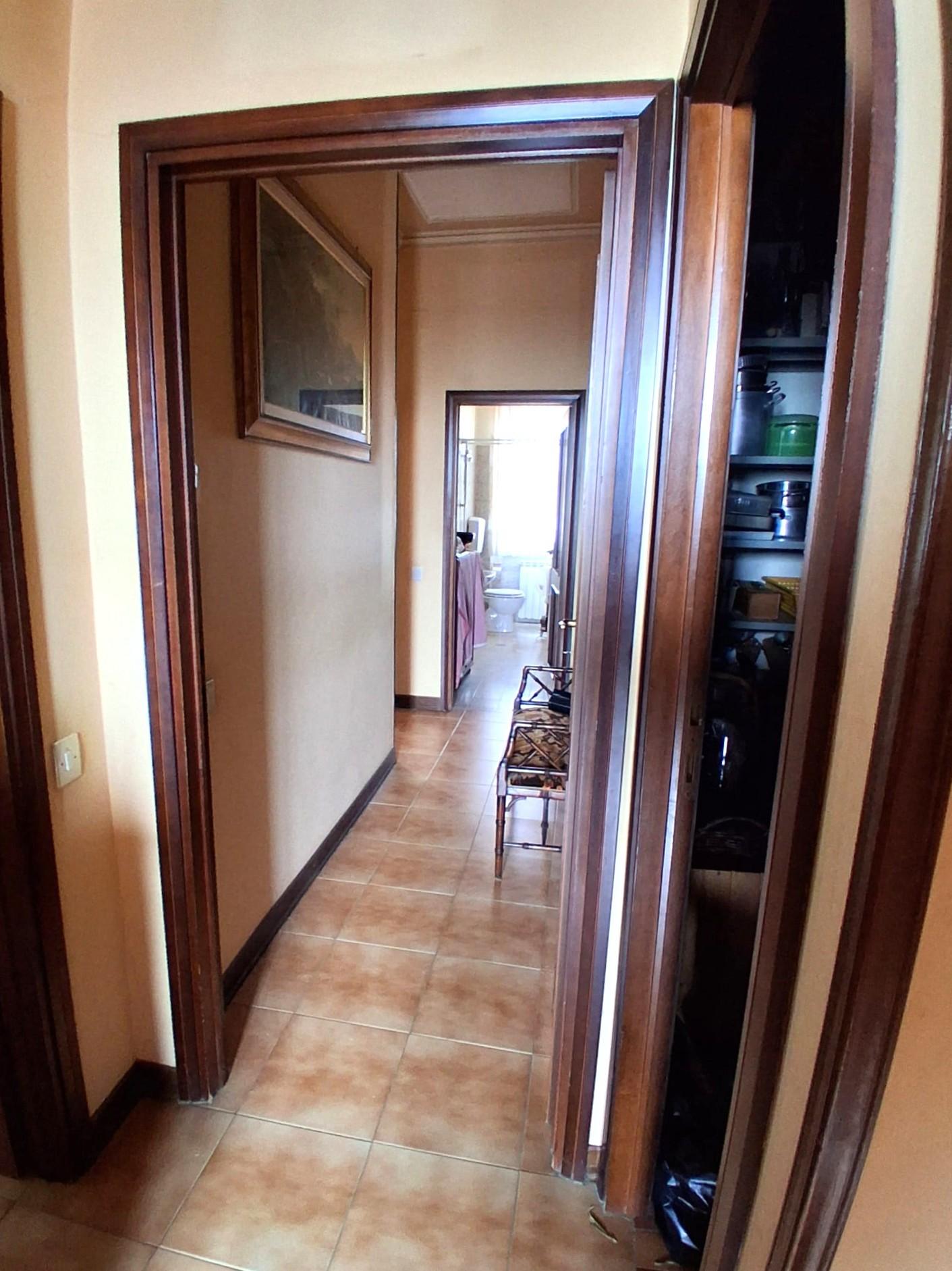 Immagine 14 di Appartamento in vendita  a Lucca