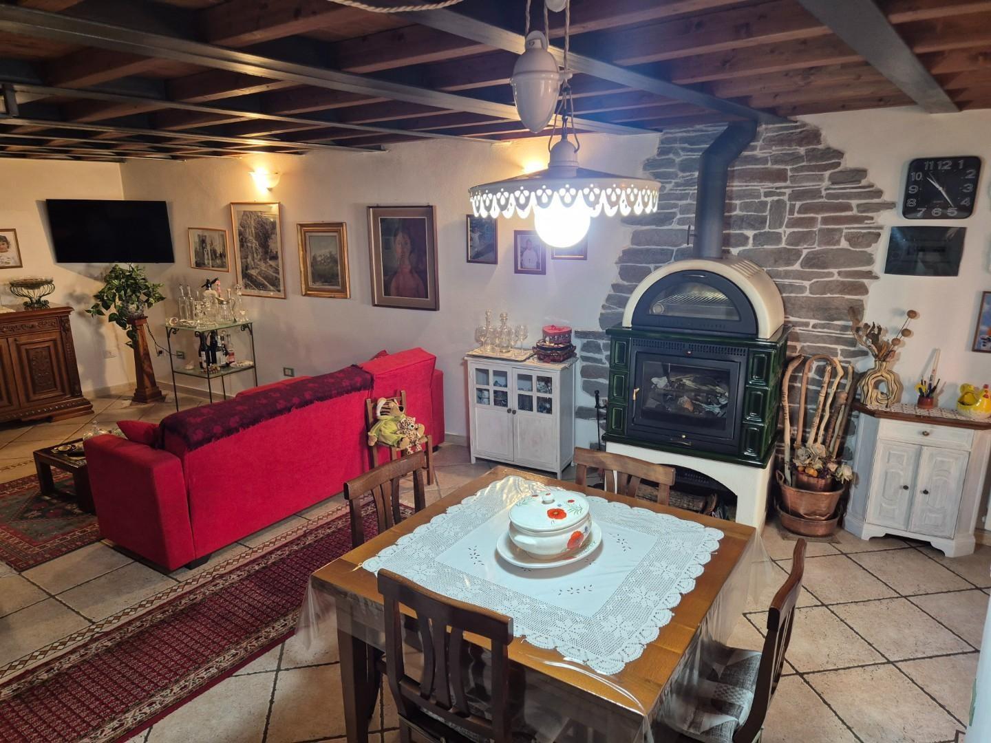 Immagine 13 di Casa trifamiliare in vendita  a Ortonovo