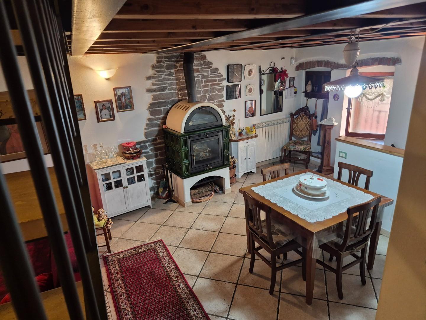 Immagine 11 di Casa trifamiliare in vendita  a Ortonovo