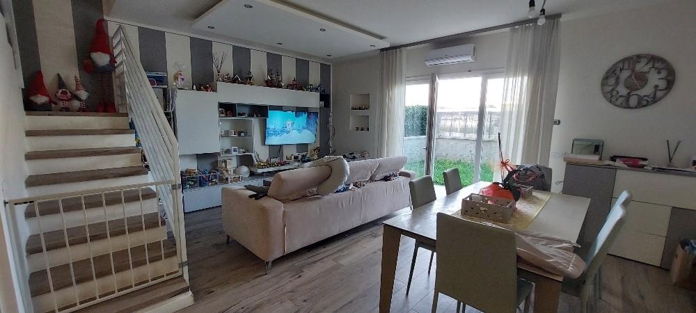 Immagine 1 di Villetta a schiera in vendita  a Pistoia