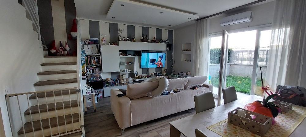 Immagine 2 di Villetta a schiera in vendita  a Pistoia