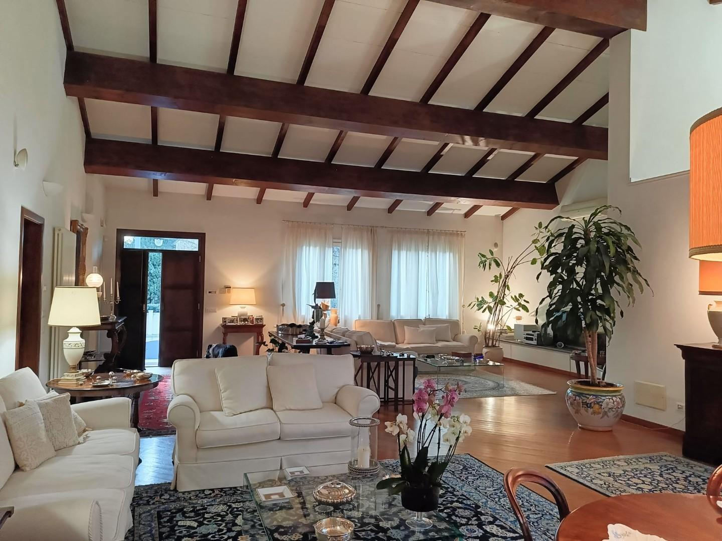 Immagine 5 di Villa in vendita  a Pisa