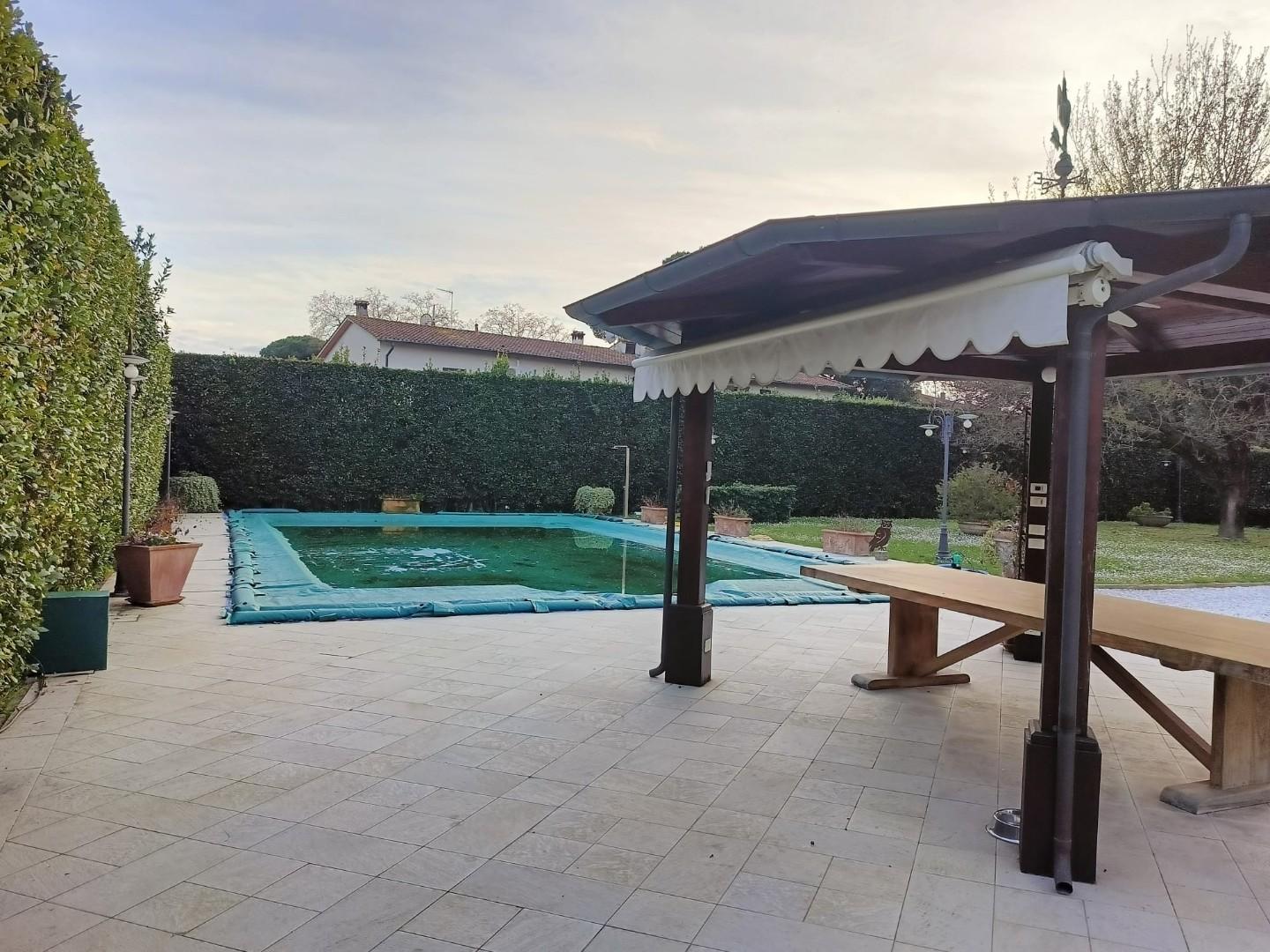 Immagine 18 di Villa in vendita  a Pisa