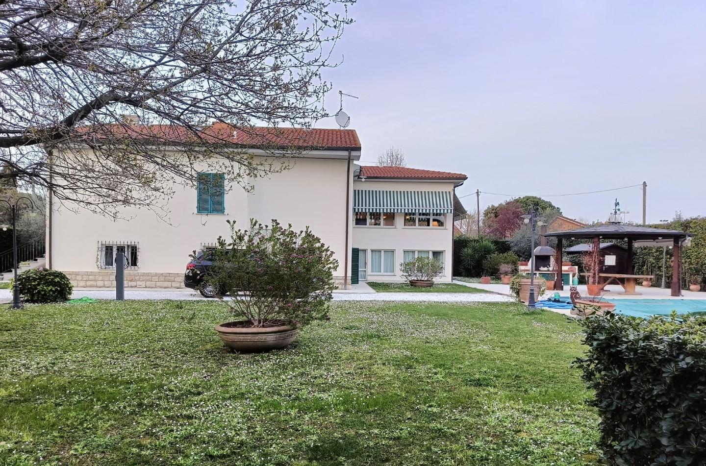 Immagine 21 di Villa in vendita  a Pisa