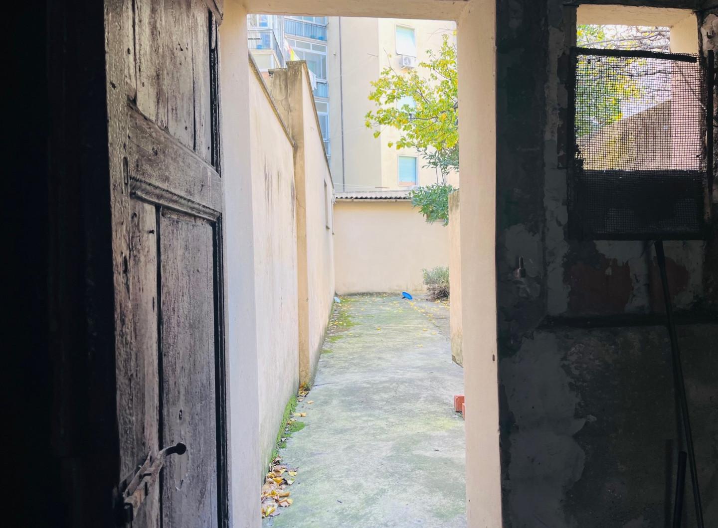 Immagine 2 di Garage in vendita  a Livorno