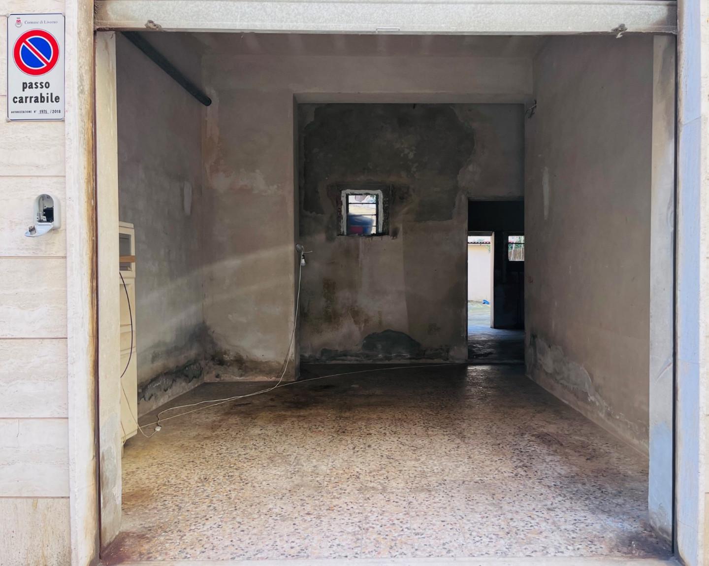 Immagine 1 di Garage in vendita  a Livorno