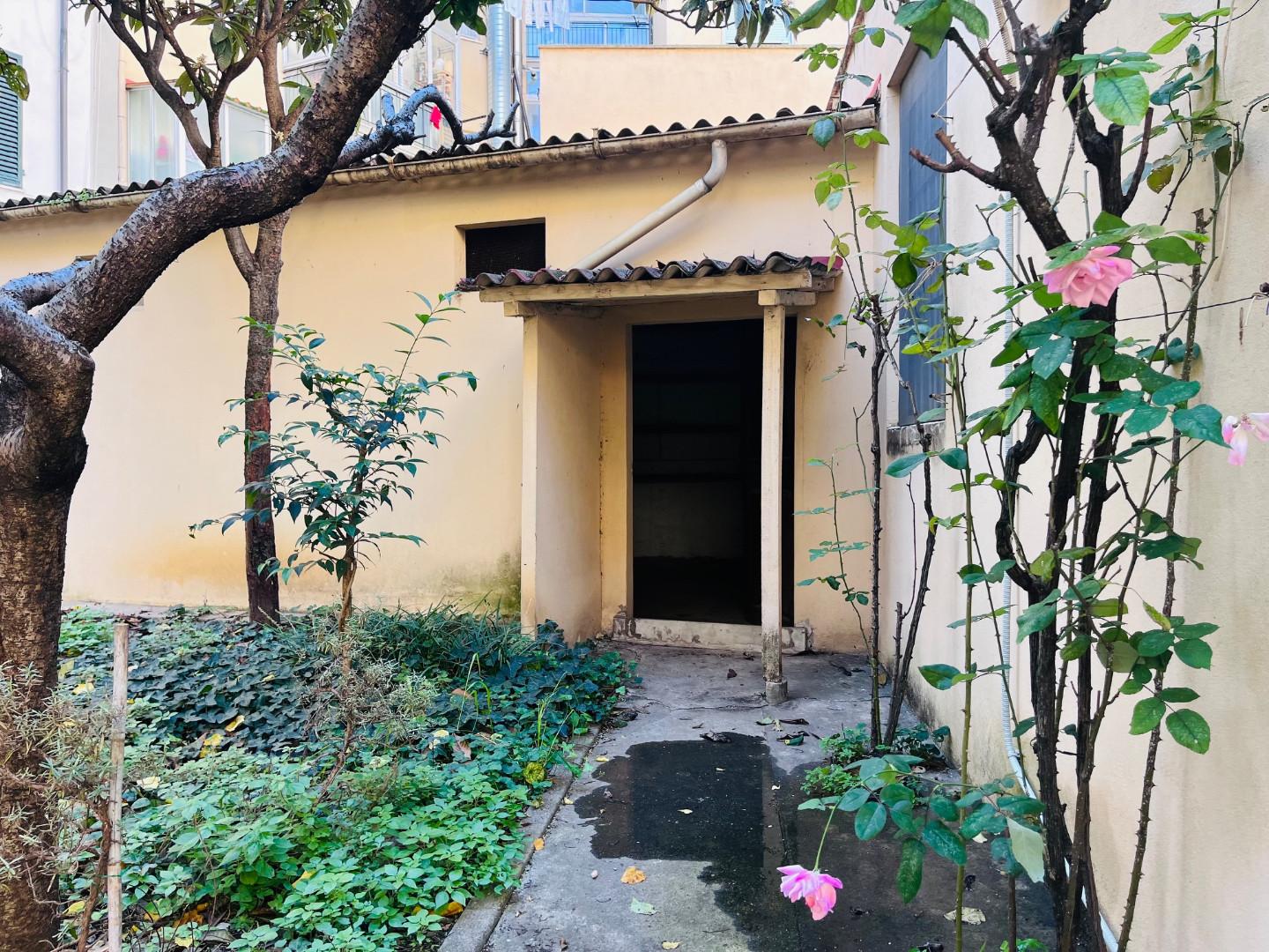 Immagine 7 di Garage in vendita  a Livorno