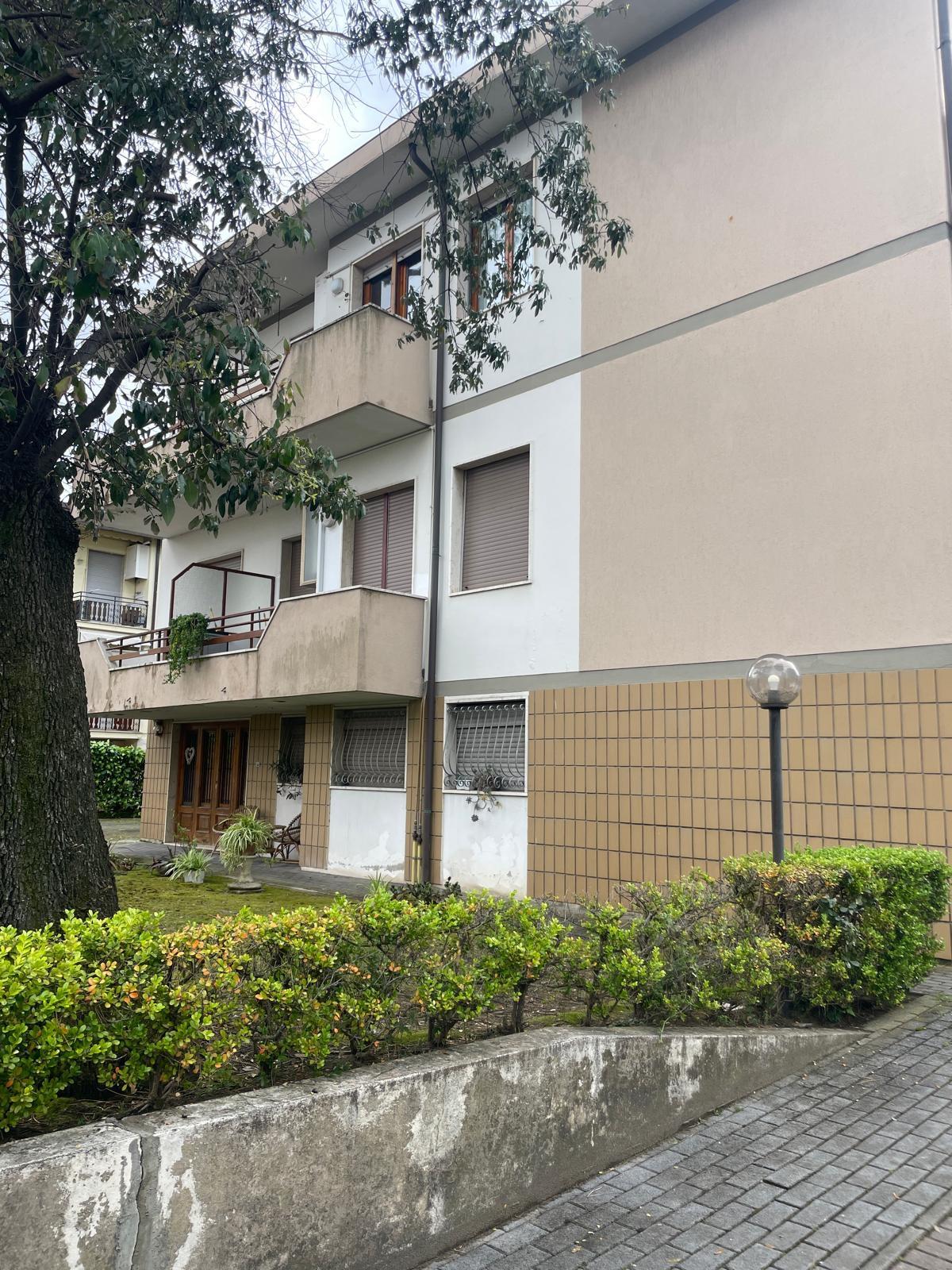 Immagine 13 di Appartamento in vendita  a Camaiore