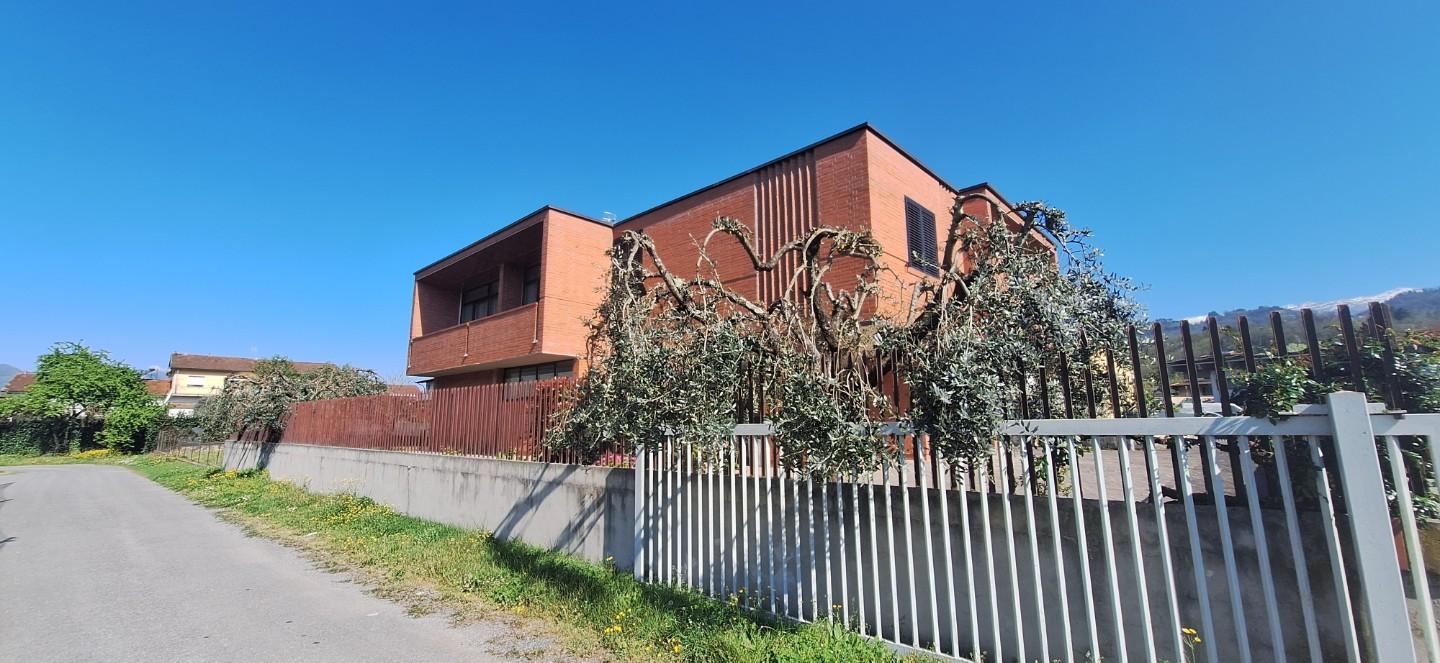 Immagine 1 di Villa in vendita  a Coreglia Antelminelli