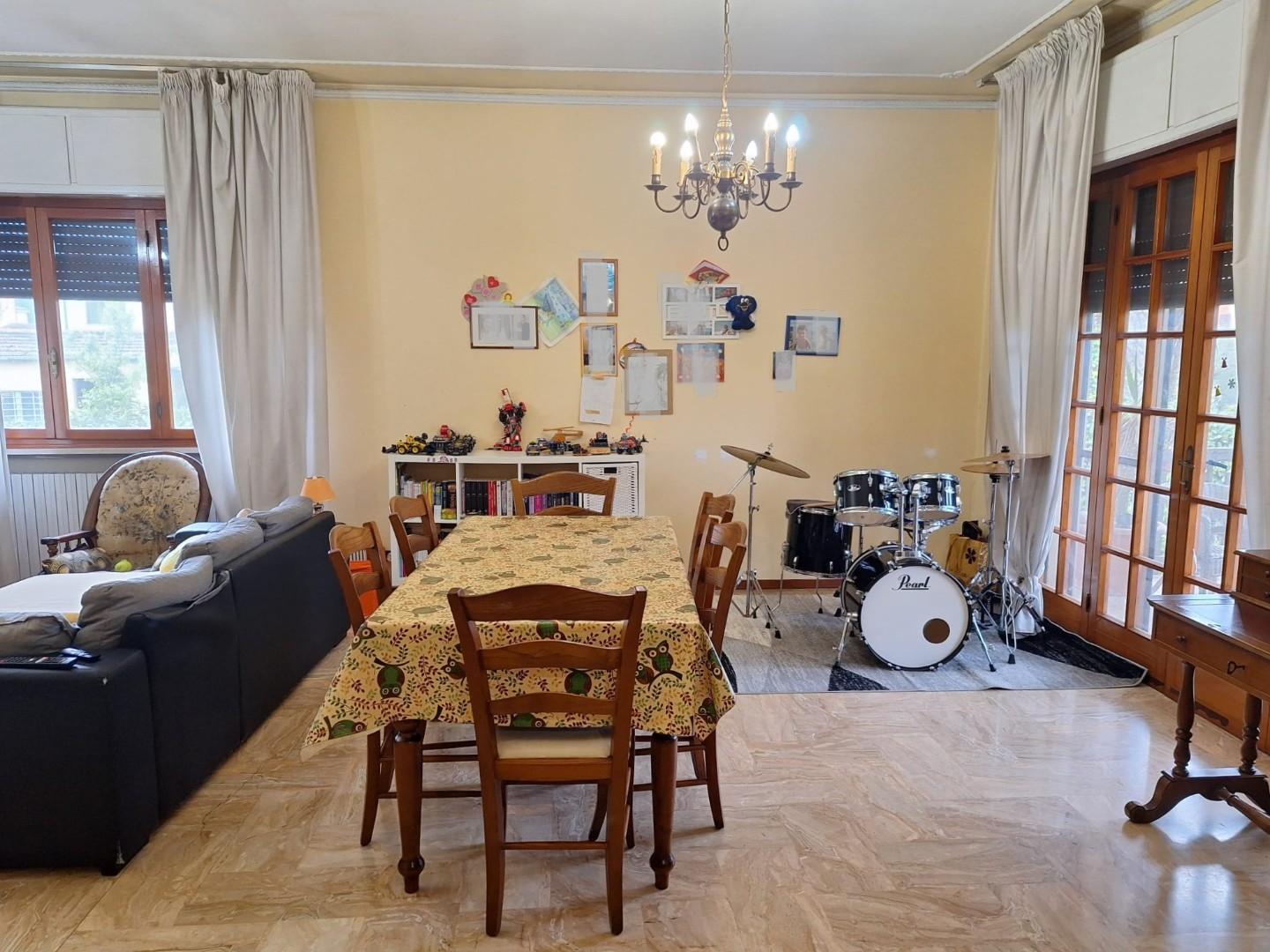 Immagine 38 di Villa in vendita  a Capannori