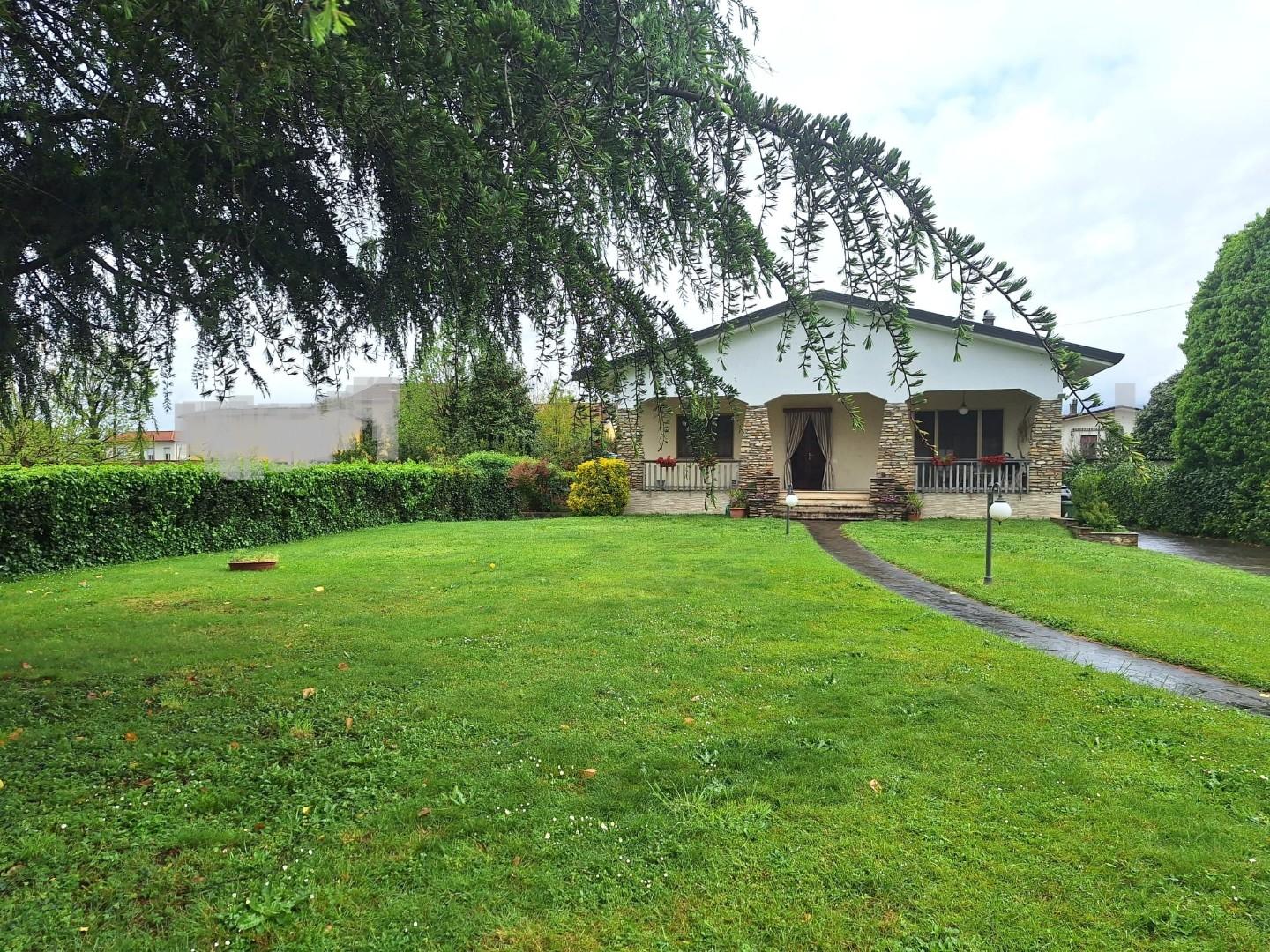 Immagine 1 di Villa in vendita  a Capannori