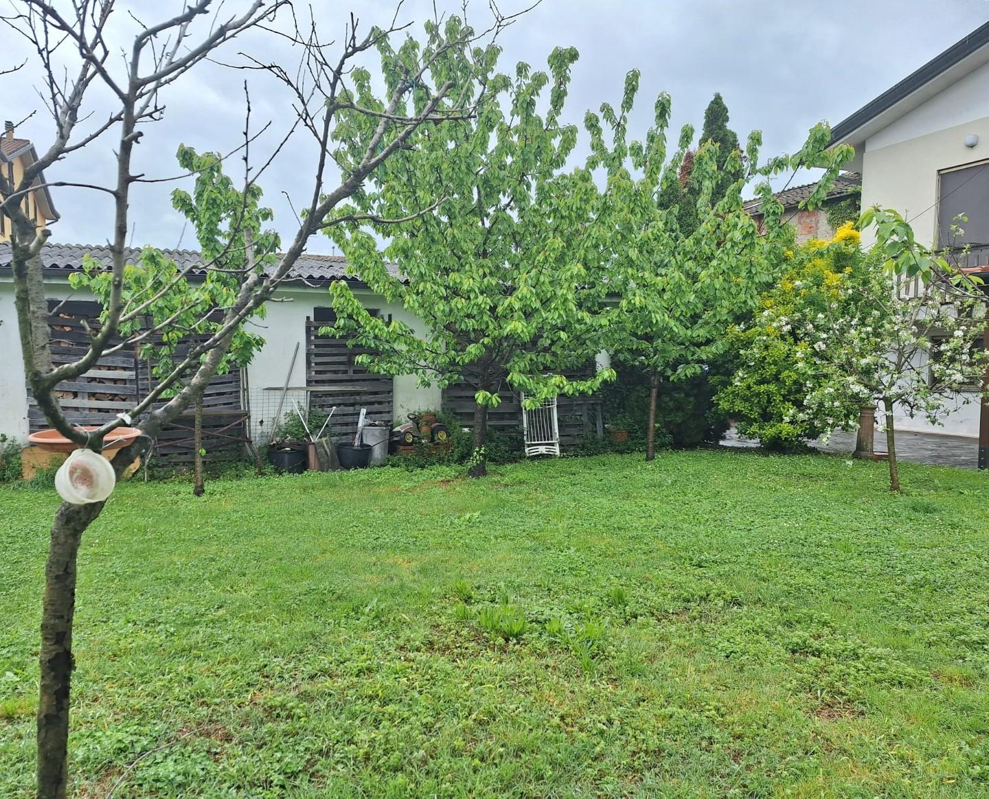 Immagine 40 di Villa in vendita  a Capannori