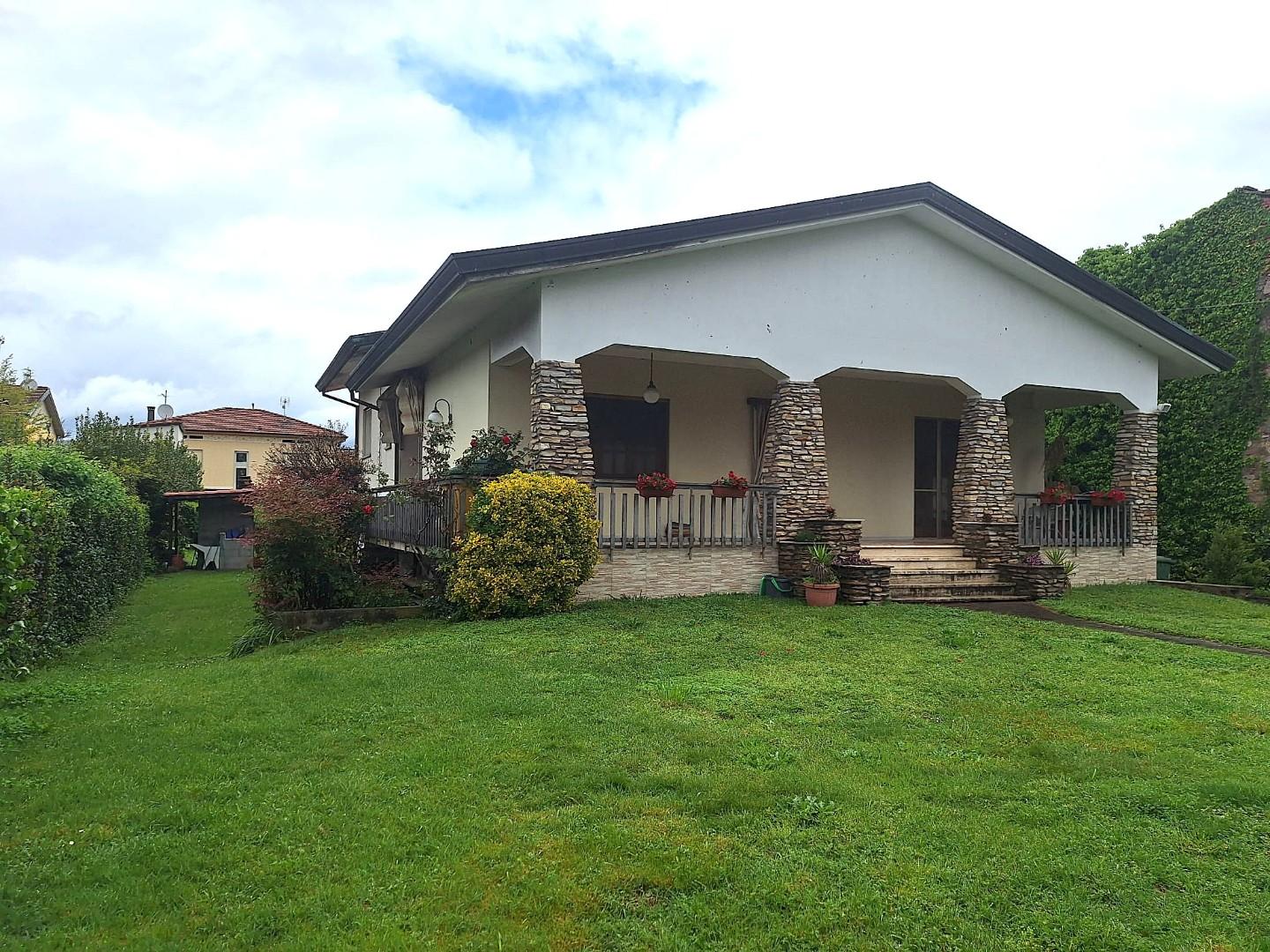 Immagine 41 di Villa in vendita  a Capannori