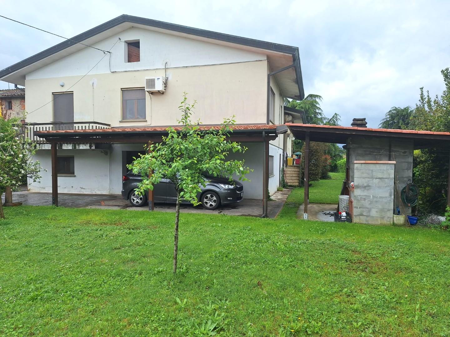 Immagine 2 di Villa in vendita  a Capannori