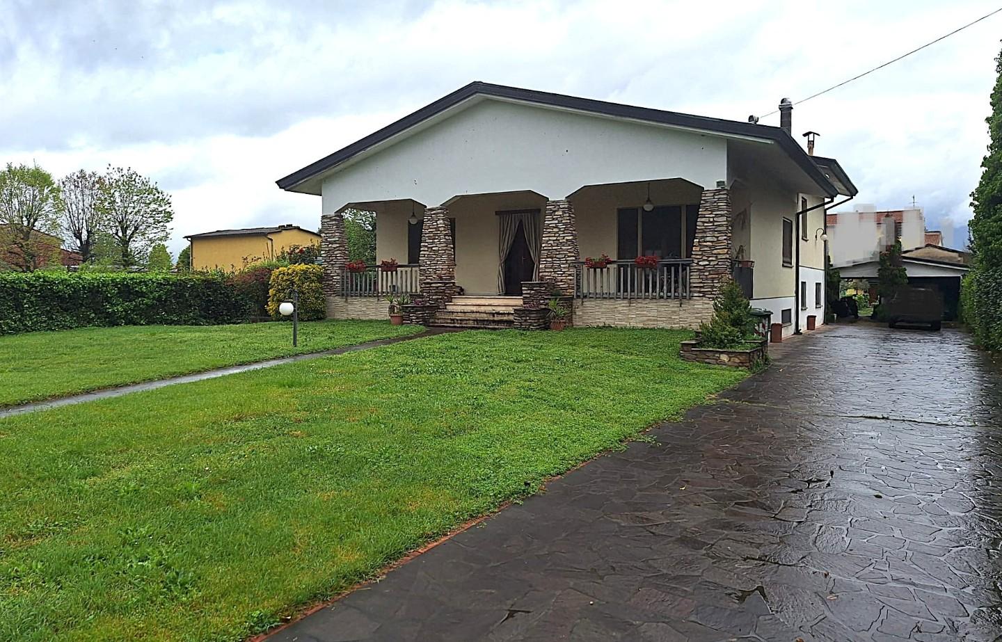 Immagine 42 di Villa in vendita  a Capannori