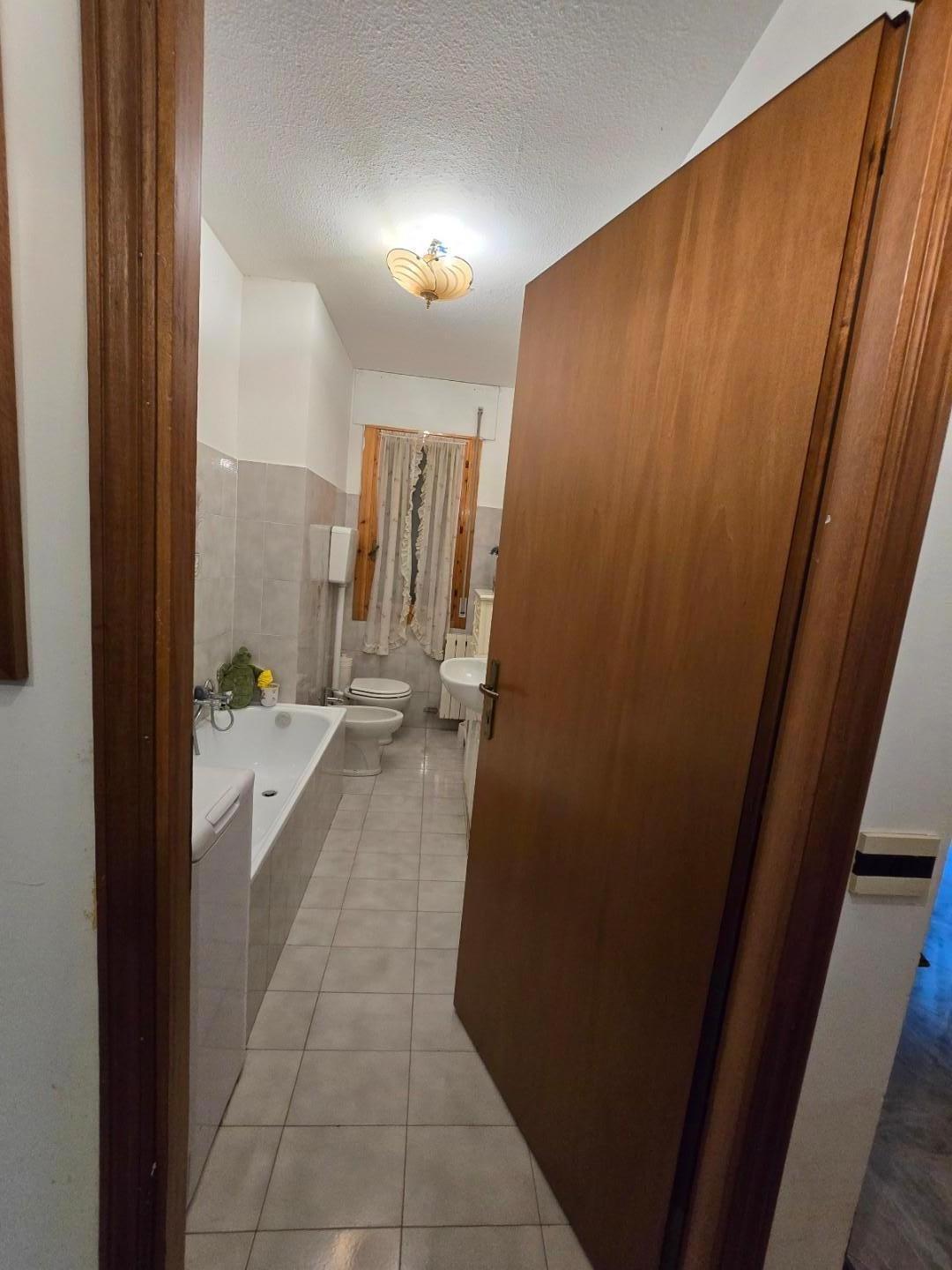 Immagine 5 di Appartamento in vendita  a Massa