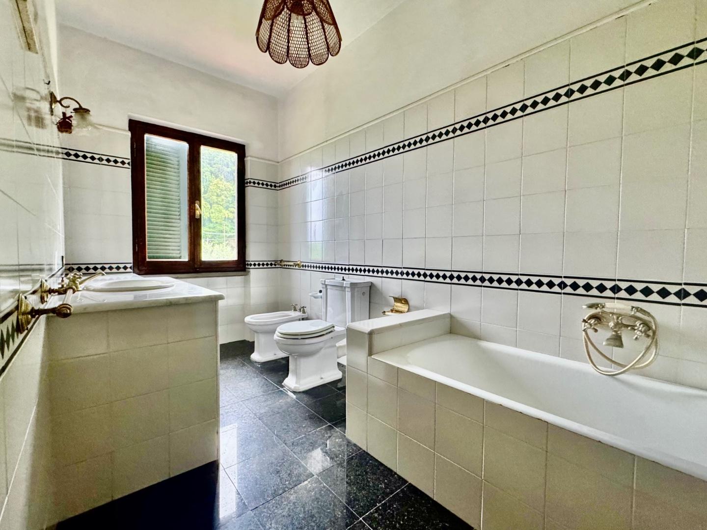 Immagine 26 di Casa bifamiliare in vendita  a Montignoso